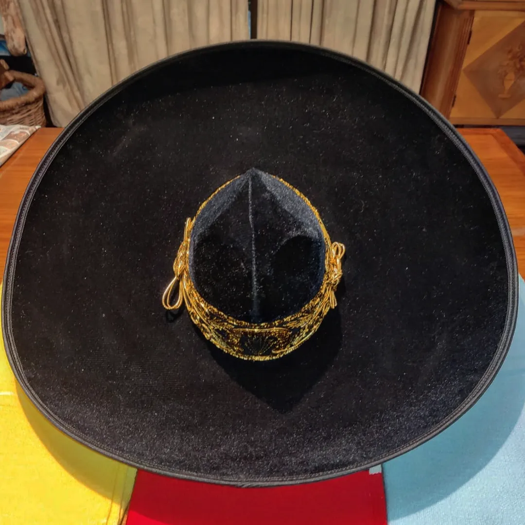 Sombrero charro negro y dorado